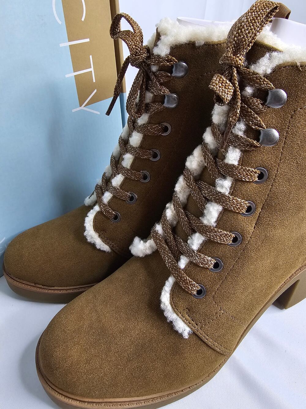 NIB 8.5 Lifestride Rhodes Cozy Faux Suede Sherpa Ankle Boots